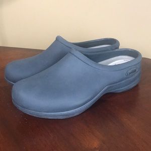 landau unleashed nursing clogs